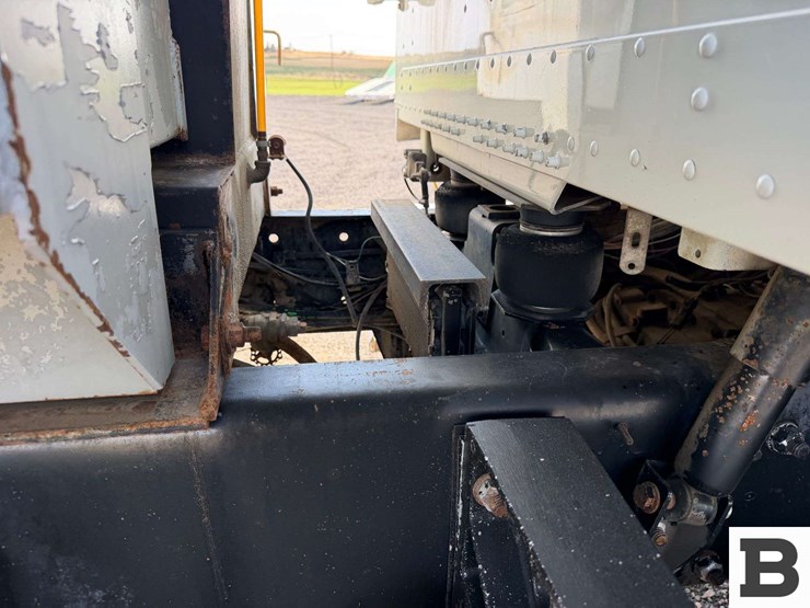 1996-freightliner-fld112-image-39