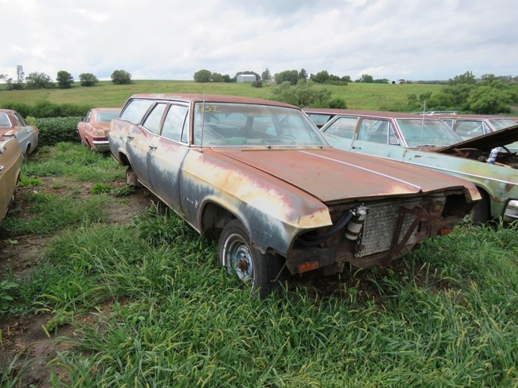 1965-chevrolet-impala-4dr-wagon-image-2