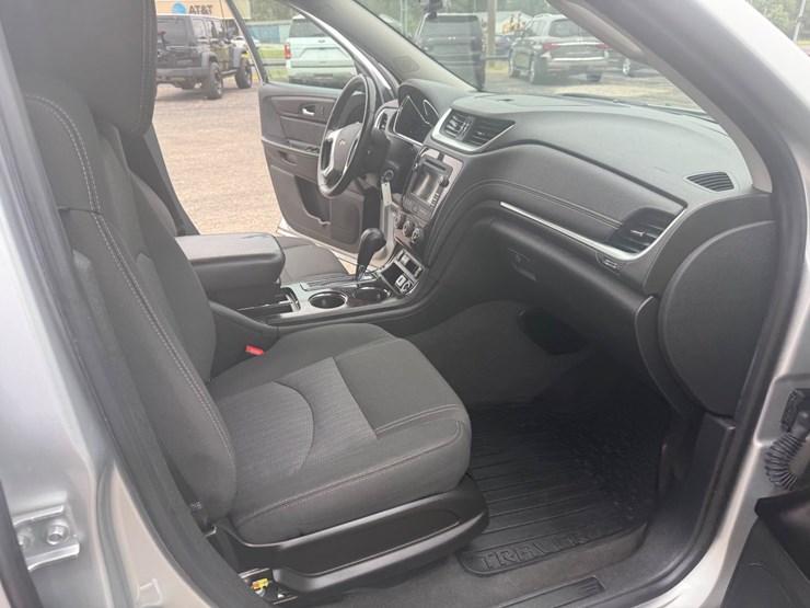 2017-chevrolet-traverse-lt-image-22