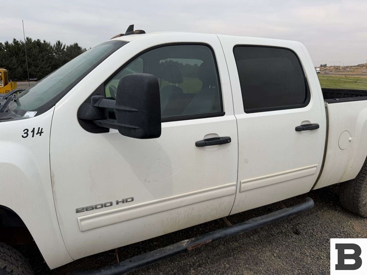 2012-chevrolet-silverado-2500hd-image-13