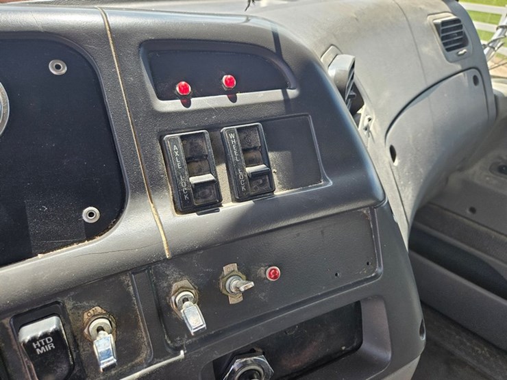 1997-ford-lt9522-image-44