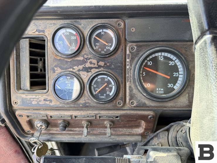 1996-freightliner-fld112-image-68