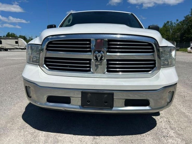 2019-ram-1500-slt-image-32