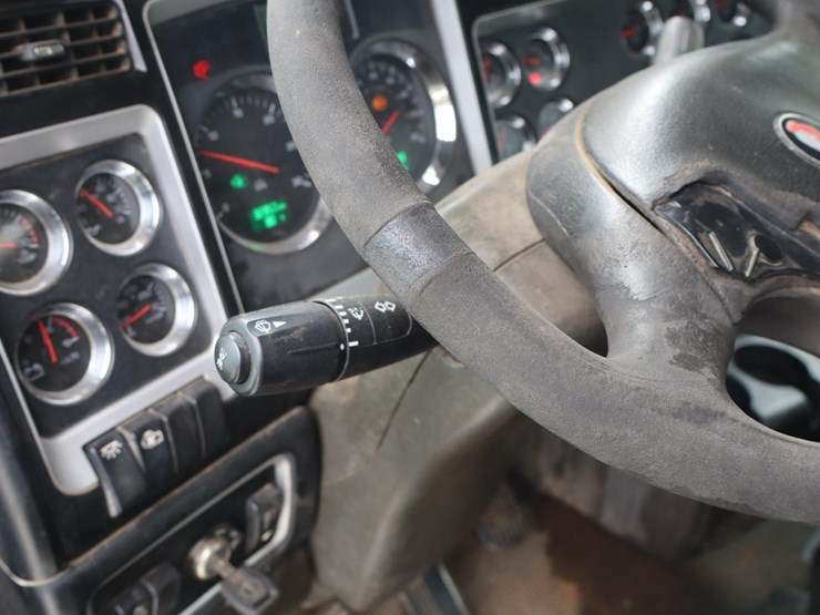 2011-kenworth-t800-image-29