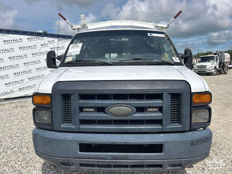 2014-ford-cargo-image-24