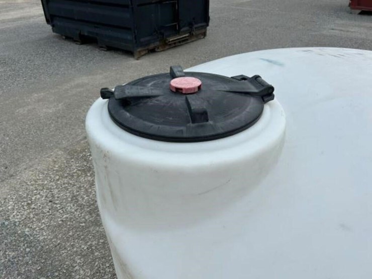 water-1,100-gal-polyethylene-tank-image-4