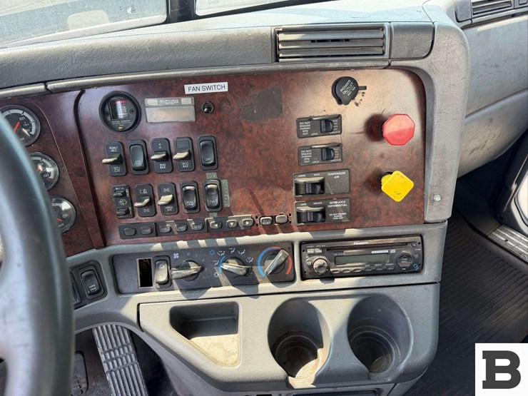 2001-freightliner-cst120-tank-truck-image-45