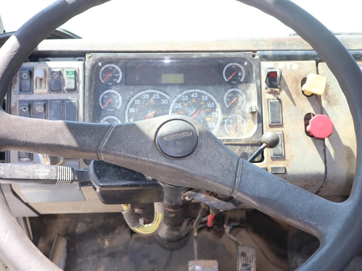 2001-freightliner-fl70-image-35
