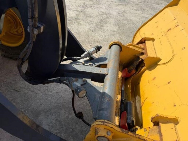 2020-deere-204l-image-40