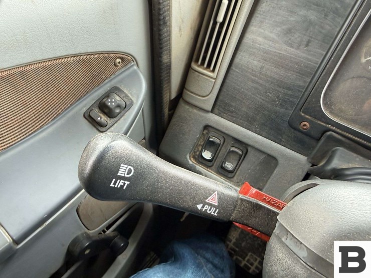 2005-freightliner-columbia-120-image-69