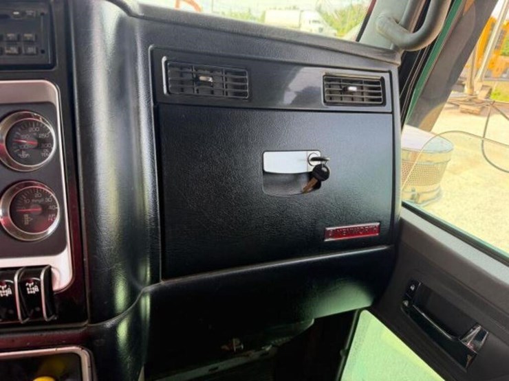2009-kenworth-t800-image-23