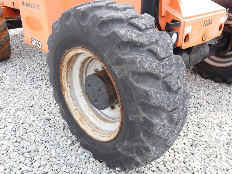 2010-jlg-8042-image-10