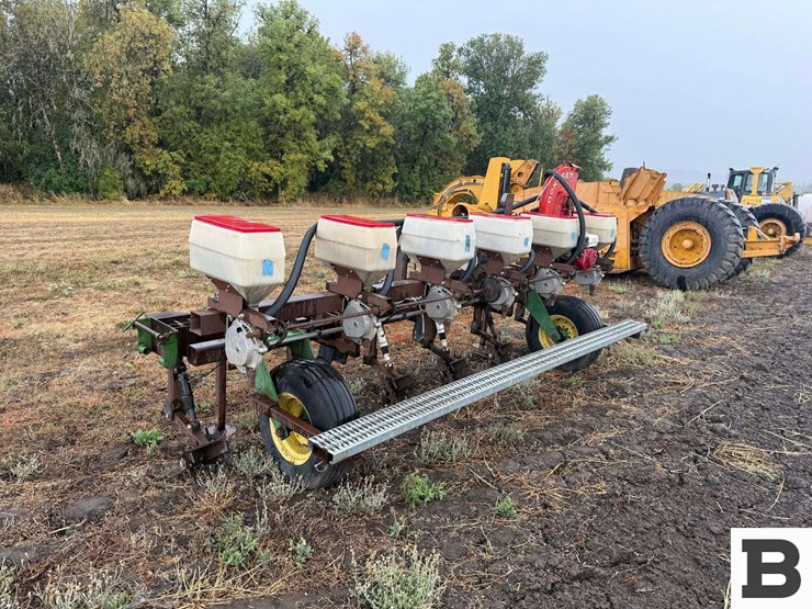 monosem-6-row-vacuum-planter--dnr-image-3
