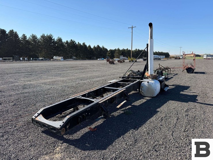 2013-volvo-vnl-truck-frame-image-3