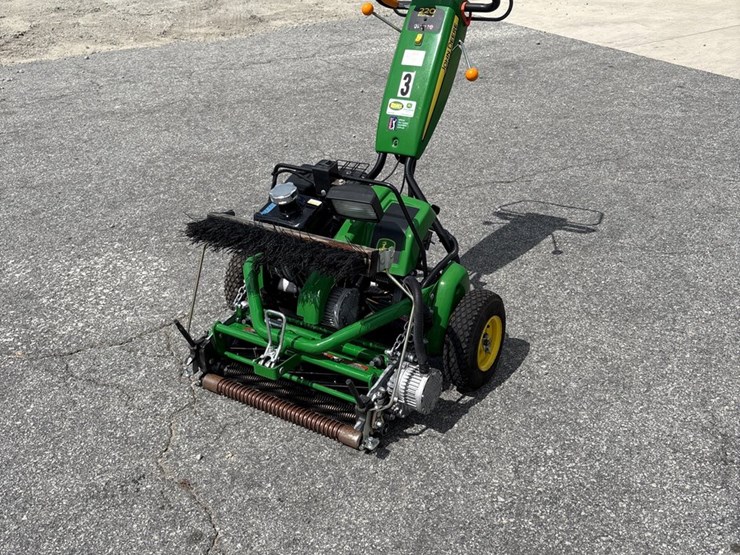 #1020-•-john-deere-220e-cut-walking-greensmower-image-1