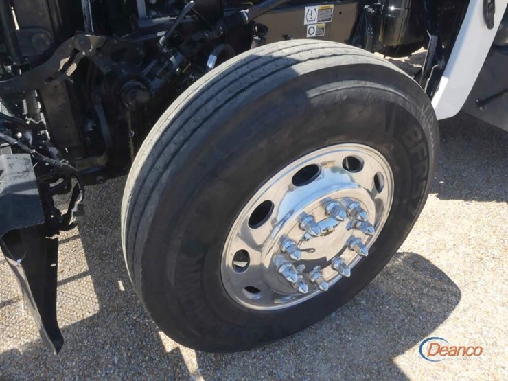 2017-peterbilt-389-image-13