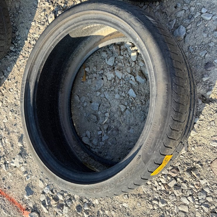 #27578 • (1) P Zero 265/35R20 Tire INV# 27578