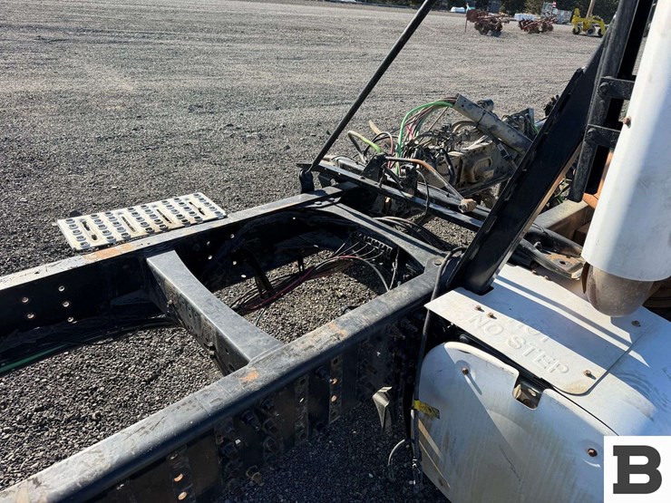 2013-volvo-vnl-truck-frame-image-12