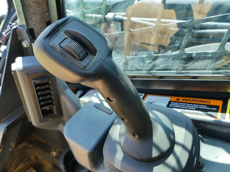 2024-deere-320g-image-15