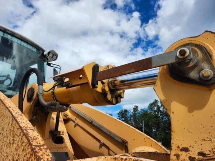 2011-liebherr-l586-image-55