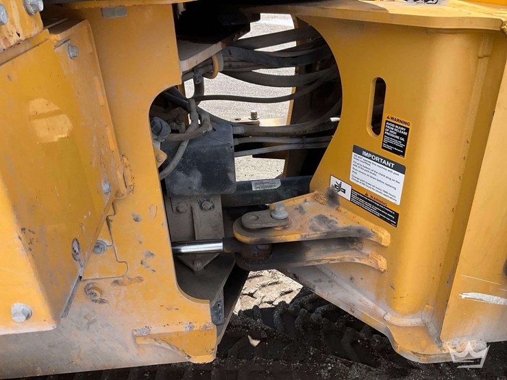2016-deere-524k-image-24