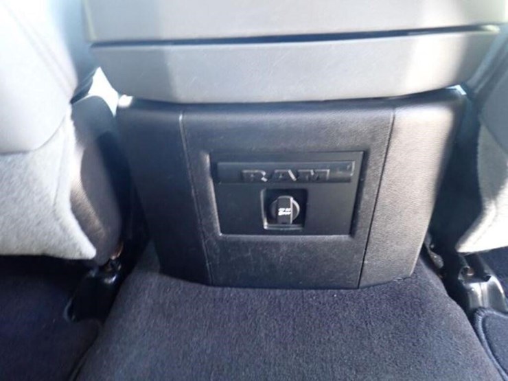 2016-dodge-1500-image-43