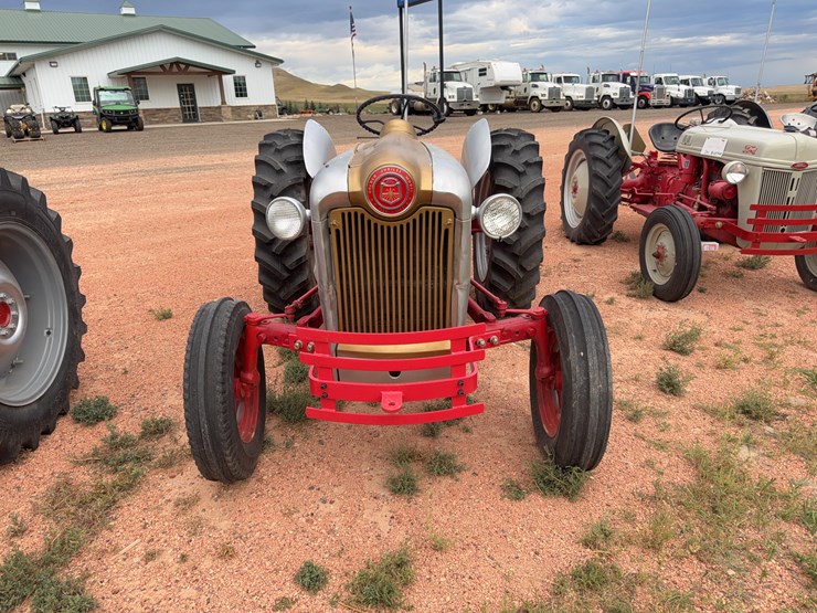 1953-ford-tractor-image-4