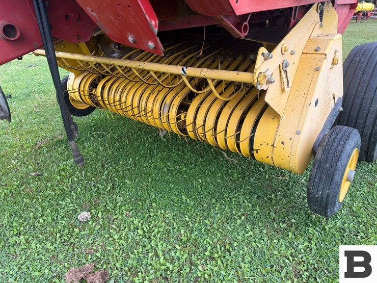 new-holland-br740a-image-9
