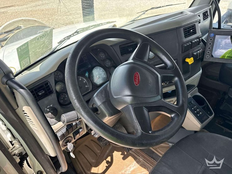 2020-peterbilt-567-image-35