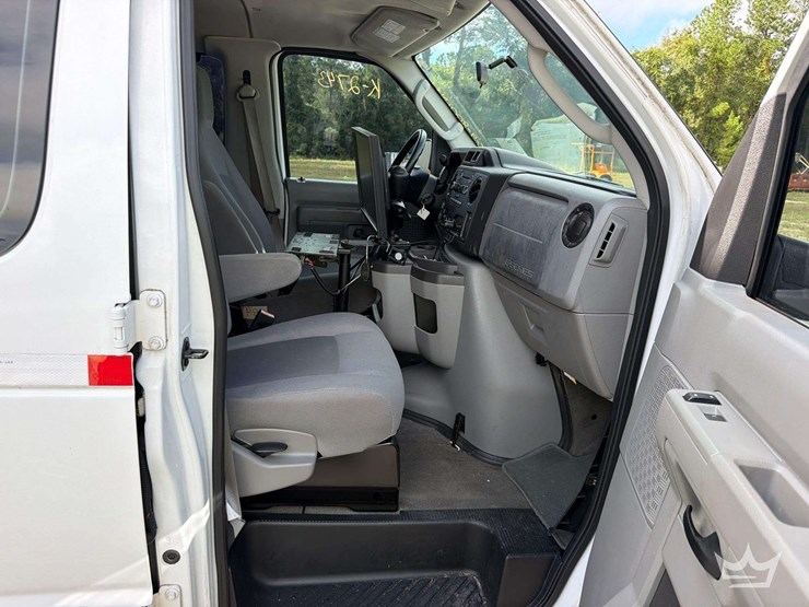 2012-ford-cargo-image-19