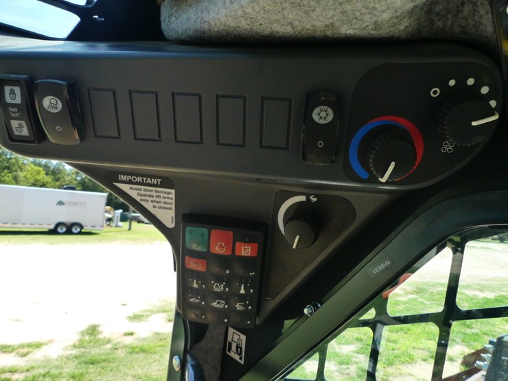 2023-deere-320g-image-17