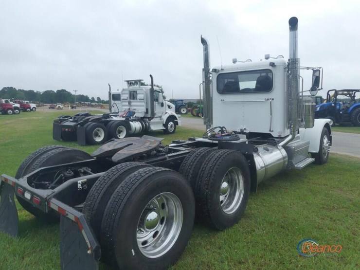 2017-peterbilt-389-image-2