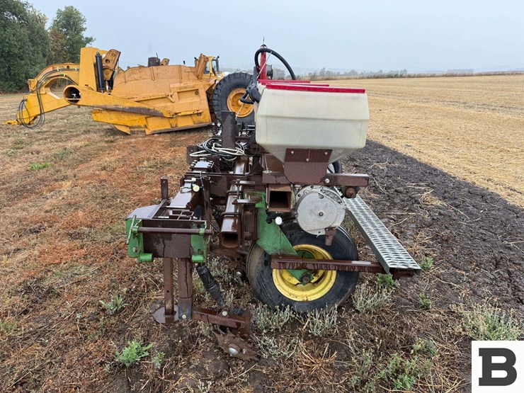 monosem-6-row-vacuum-planter--dnr-image-2