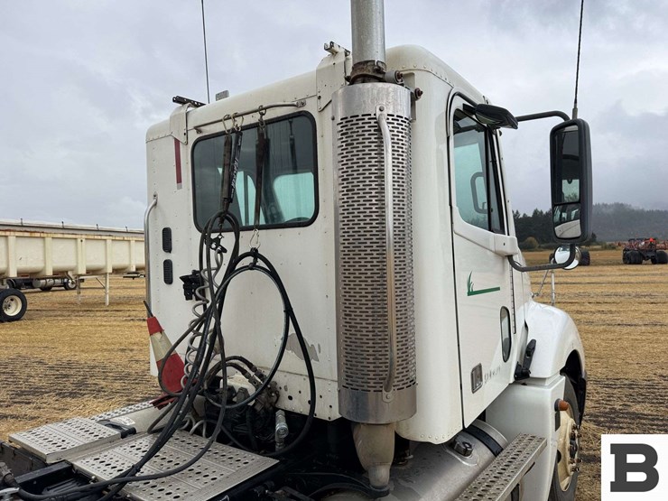 2005-freightliner-columbia-120-image-46