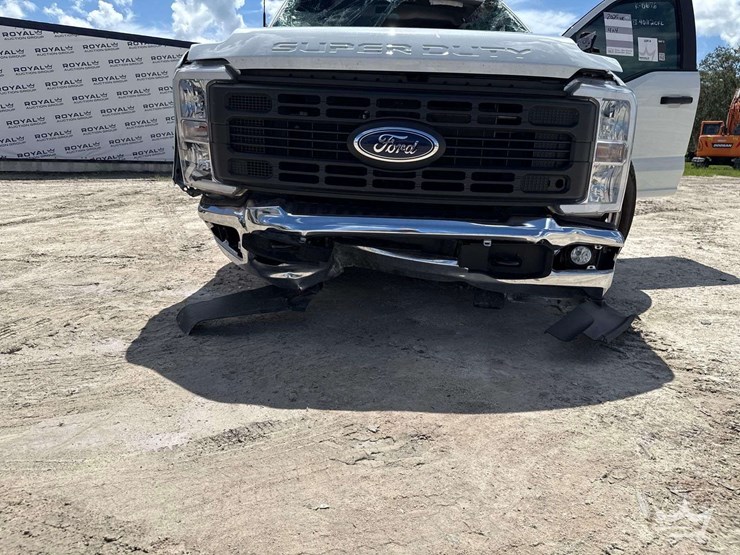 2025-ford-f250-image-12