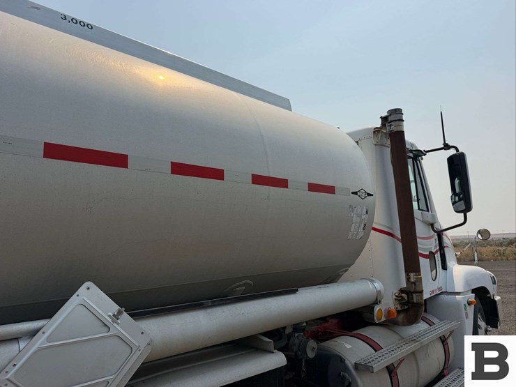 2001-freightliner-cst120-tank-truck-image-22