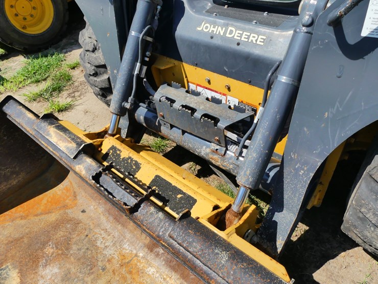2023-deere-320g-image-11