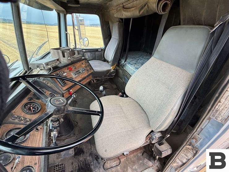 1991-volvo-gm-integral-sleeper-tractor-truck-image-69