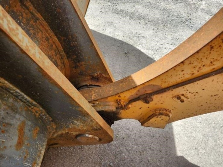 2011-liebherr-l586-image-47