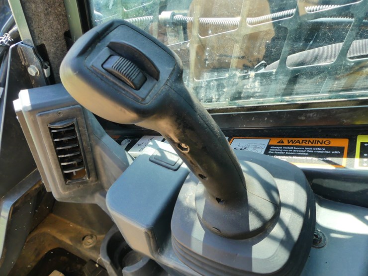 2024-deere-320g-image-15