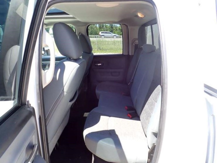 2016-dodge-1500-image-25