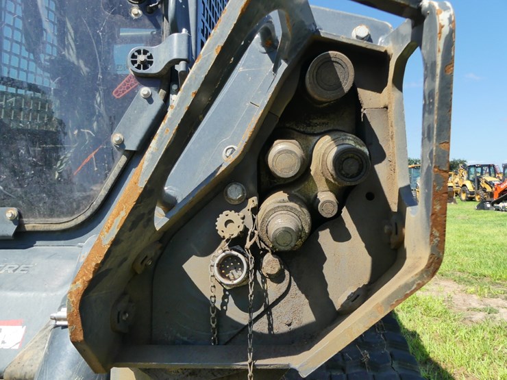 2024-deere-335p-image-12
