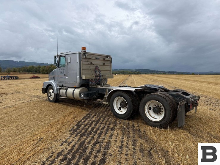 1991-volvo-gm-integral-sleeper-tractor-truck-image-4