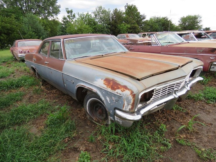 1966-chevrolet-impala-4dr-sedan-image-3