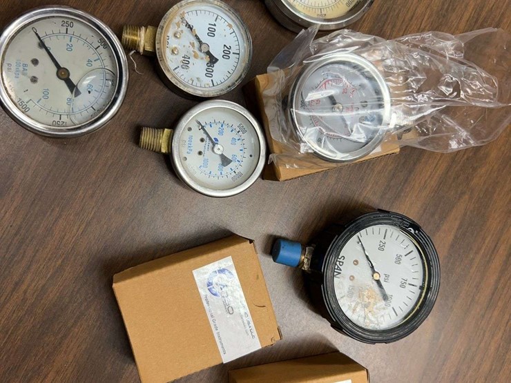 box-of-six-carbo-usa-llc-pressure-gauges-with-boxes-and-packaging-image-3