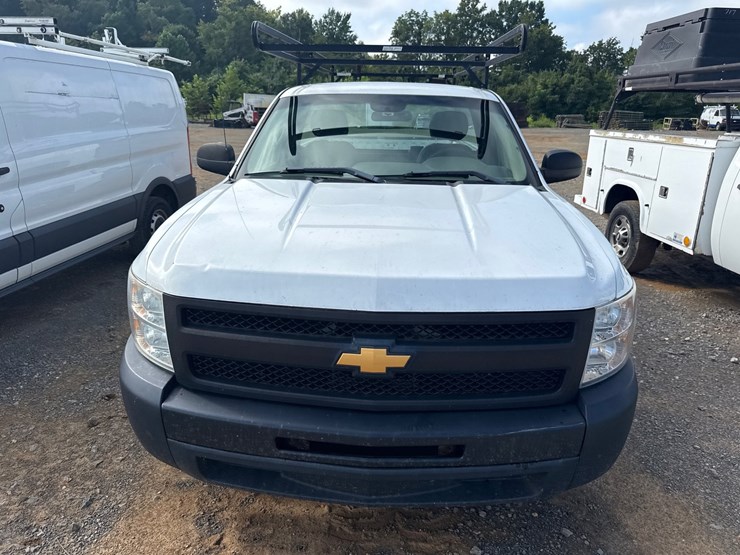 #1004-•-2013-chevrolet-silverado-pickup-truck-image-2