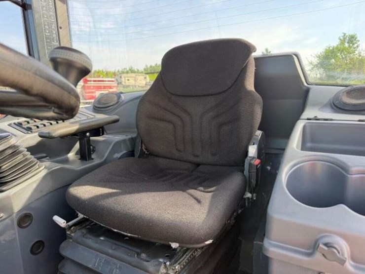 2020-deere-204l-image-19