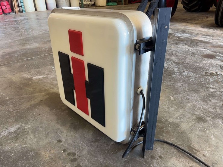 international-harvester-double-sided-bubble-lighted-sign-image-11