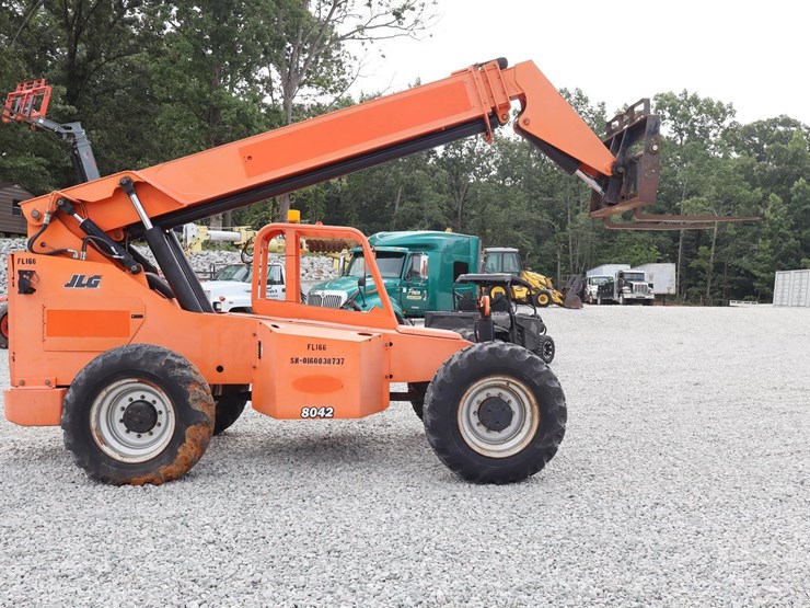 2010-jlg-8042-image-6
