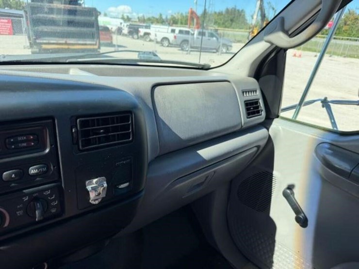 2001-ford-f650-xl-image-17